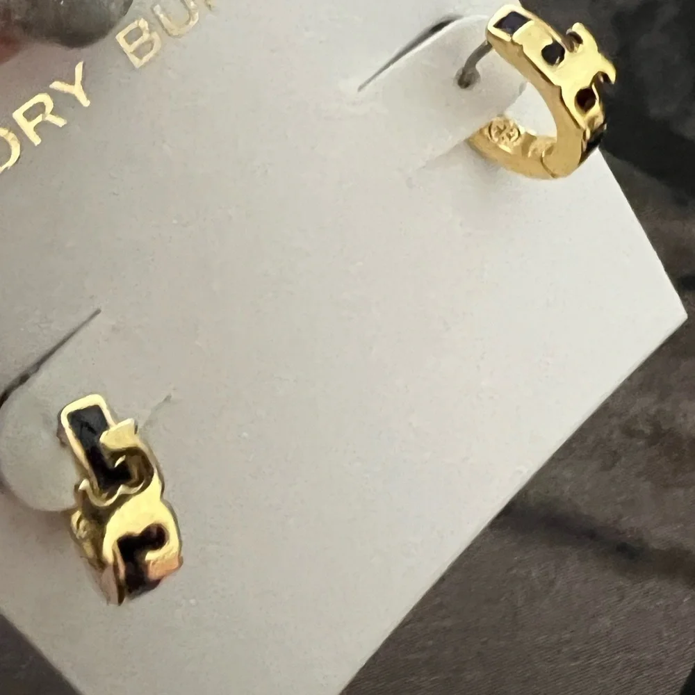Designers Brands For Customers That Love To Wear Casual and Elegant Accessories;
